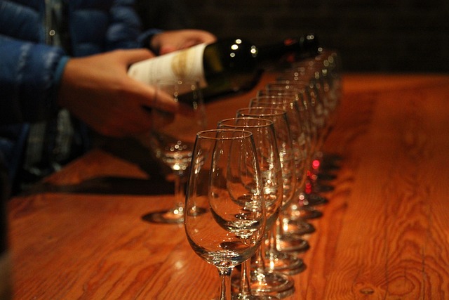 Weinverprobung mit mehreren Gläsern zum Thema Weinkunde